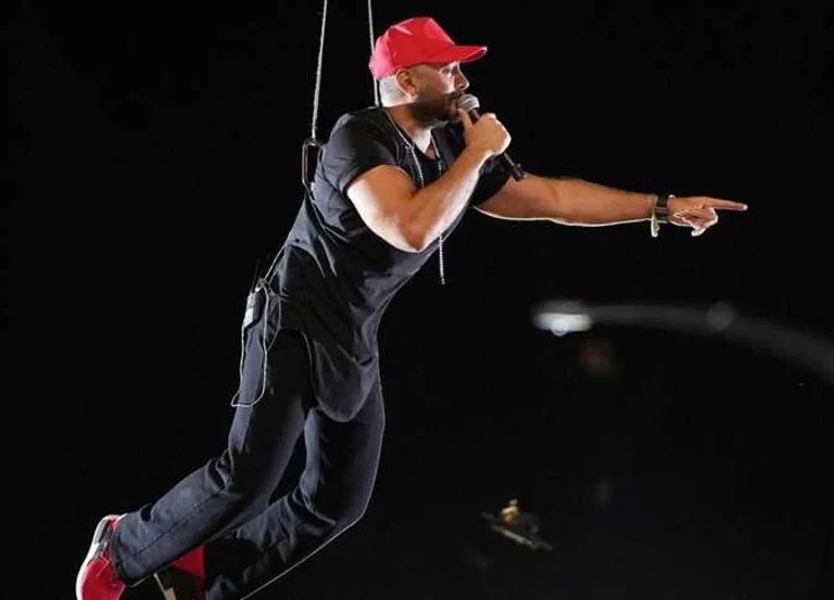 تامر حسني طاير في الهوا ١٢٠ متر : وكمان بيغني تامر حسني طاير في الهوا ١٢٠ متر : وكمان بيغنيقدم تامر حسني عرضا بالغ الإثارة خلال الحفلة التي قدمها في