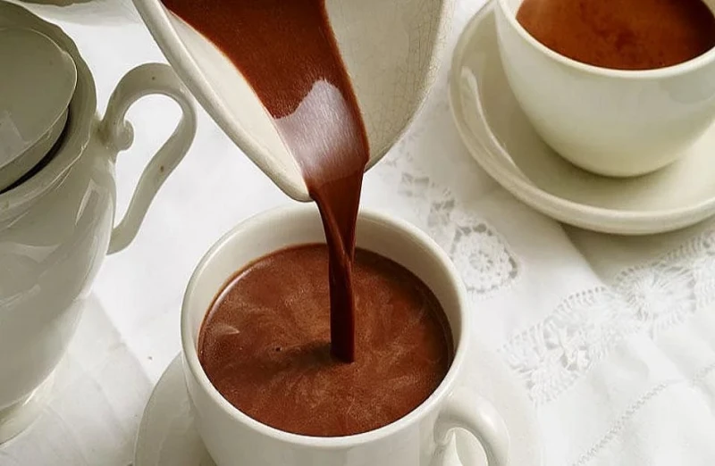طريقة عمل مشروب الشكولاتة بالقرفة بطريقة أفخم المطاعم بأسهل طريقة يحتاج الجسم إلى مزيد من التدفئة في فصل الشتاء وبالتالي يلجأ البعض إلى تناول