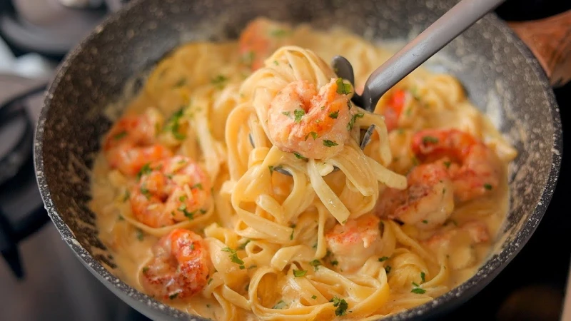المكرونة بالجمبري بطريقة أشهر المطاعم في 10دقائق فقط وصفات اكل سريعة المقادير: 250 جرام مكرونه فيتوتشيني او اسباغتي 500 جرام جمبري حجم كبير مقشر ، مغسول ، مفتوح من الخلف ملعقتين كب