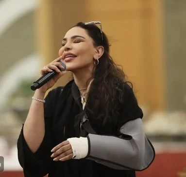 بعد كسر ذراعها: جمهور أحلام على موعد معها في الكويت افاق عربية - طمأنت النجمة أحلام الشامسي محبيها على حالتها الصحية، بعد تعرضها لكسر في ذراعها، إذ فاجأتهم بإزالة الجبس عن اليد الي