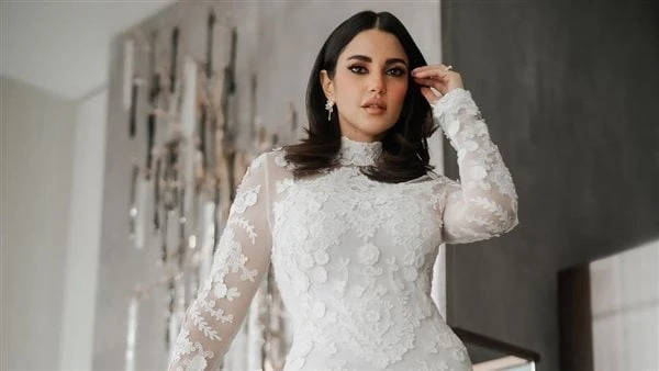 نقوش من الدانتيل.. إطلالة أنيقة للفنانة درةشاهد شاركت الفنانة درة جمهورها بصورة انيقة عبر موقع التواصل الإجتماعي وكانت ترتدي درة فستانا طويلا باللون الأبيض بكم انيق به نقوش من الدن
