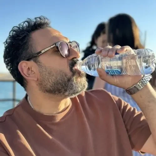 ماية كتير بعد الفتة.. أكرم حسني يهنئ جمهوره بعيد الأضحى المبارك حرص النجم أكرم حسني على مشاركة متابعيه وجمهوره صورة جديدة عبر حسابه الشخصي على موقع