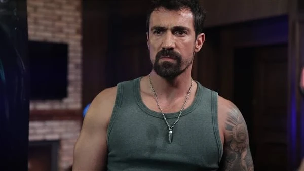 نقل إلى المستشفى.. تفاصيل حادث سير النجم التركي إبراهيم تشيليكول تعرض النجم التركي المحبوب إبراهيم تشيليكول بطل مسلسل منزلي لحادث سير خطير أقلق عليه