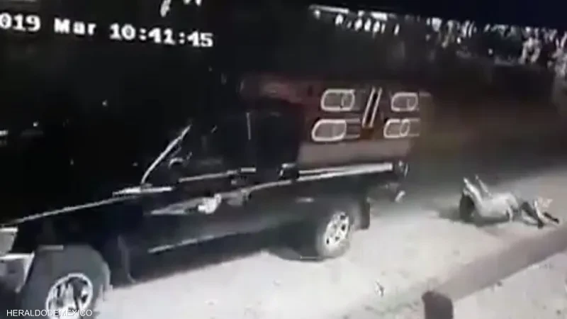 شاب يسحل عمه بسيارته 3 كيلو في الغربية وفي قرية محلة اللبن وسط بسيون بمحافظة الغربية، قام شاب بمساعدة صديقه أثناء قيادته سيارة فان، وهاجم عمه وجره