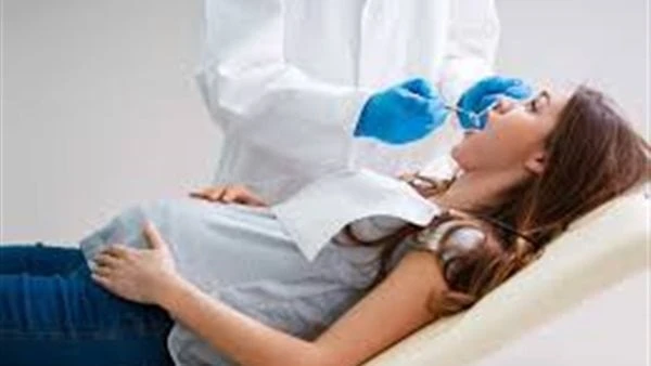 5 أعراض واضحة تدل على التهاب اللثة أسناء الحمل.. أخطرها سقوط الأسنان يحدث التهاب اللثة أثناء الحمل بسبب التغيرات الهرمونية التي تزيد من استجابة أنسجة