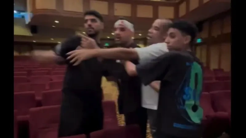 فيديو لمشاجرة دامية بين مطربين مصريين انتشر على مواقع التواصل الاجتماعي مقطع فيديو يظهر فيه اشتباك بالأيدي بين الفنان محمود العسيلي ومؤدي المهرجانات