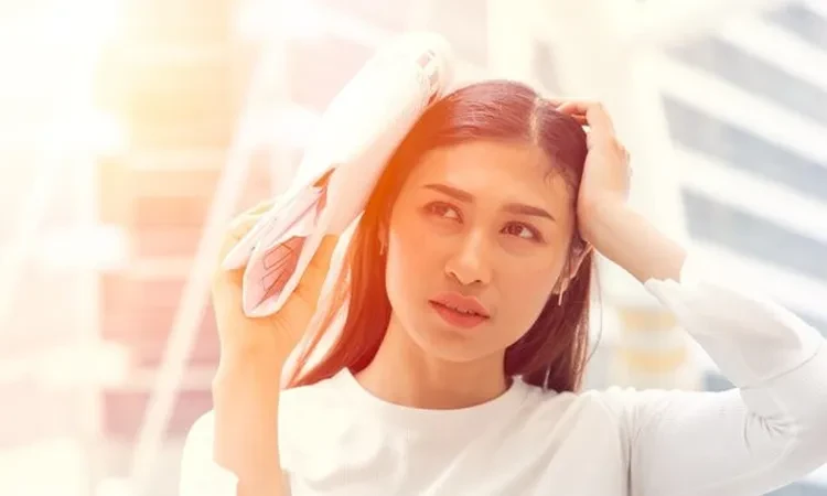 لمنع الإصابة بسرطان الجلد.. طبيب يحذر من التعرض لأشعة الشمس حذر الدكتور ماهر محمود، استشاري الأمراض الجلدية، من التعرض المباشر لأشعة الشمس خلال هذه