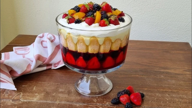 تصنع في دقائق معدودة .. طريقة عمل حلوى ترايفل الفواكه والكيك تعتبر طريقة عمل حلوى ترايفل الفواكه والكيك هي إحدى الوصفات التي يتم البحث عنها بكثرة في