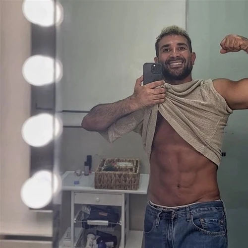 نجوم يقبلون تحدي محمد صلاح عضلات دون فلتر.. أبرزهم محمد رمضان نشر محمد صلاح صوره وهو يرتدي شورت، ويقف أمام حمام سباحة كبير، مستعرضا عضلاته. وأرفقه