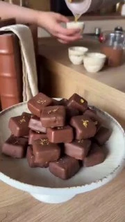 تارت بالسميد والشوكولاتة .المقادير تارت مالح جاهز للحشو كوب حليب محموس كوب سميد محموسنصف كوب حليب مكثف محلىعلبة قشطة .للتغطيةكوب شوكولاتة .للتزيين ورق ذهب.الطريقة ١- نعجن كل من الس