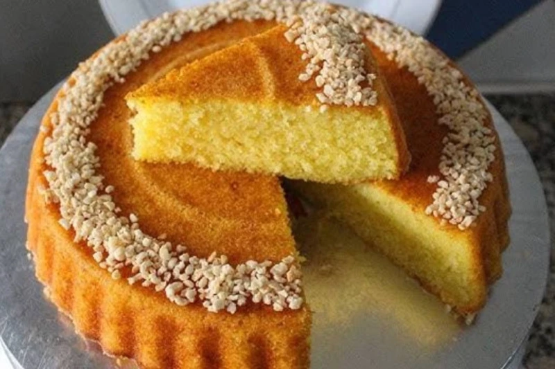 كيكة السميد الهشة حضريها في 10 دقائق فقط وبمكونات بسيطة ومتوفرة في البيت على الرغم من تتعدد طرق ونكهات تحضير الكيك إلا أن كيكة السميد تظل هي الأخف