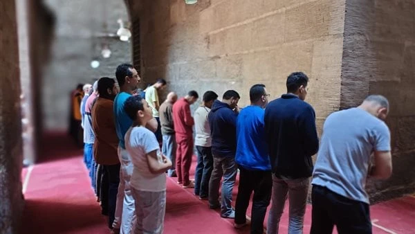 ما حكم صلاة 4 ركعات بعد انتهاء صلاة الجمعة؟.. الأزهر يجيب قال مركز الأزهر العالمي للفتوى الإلكترونية، إنه يسن للمسلم صلاة أربع ركعات بعد انتهاء صلاة الجمعة؛ فعن أبي هريرة عن النبي 