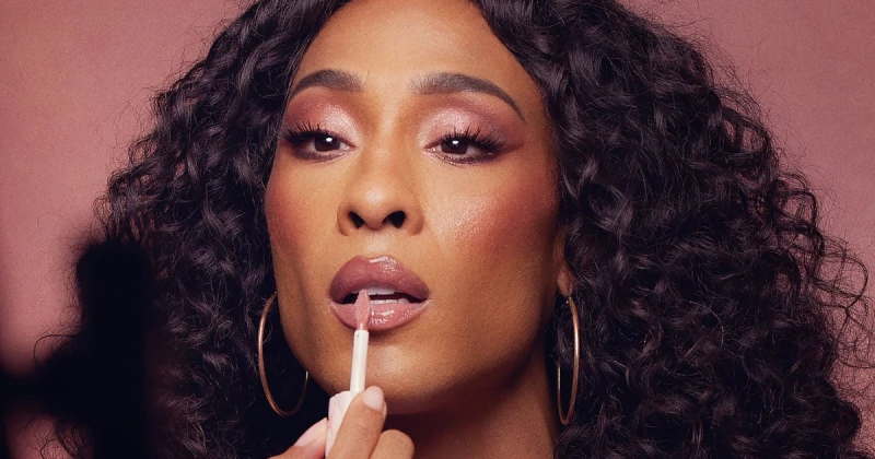 ميكايلا جاي رودريغيز تتحدث عن كسر قالب الجمال: عمري 14 عاما سيكون مندهشا (حصريا) ميكايلا جاي رودريجيز تعلمت قوة الماكياج في سن مبكرة. بدأ الأمر برمته عندما كانت في الرابعة عشرة من 