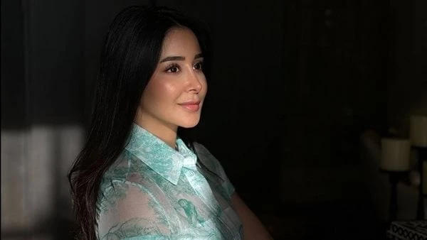 فستان بأكمام شفافة.. أسيل عمران بإطلالة ناعمة على إنستجرام شاركت الفنانة السعودية أسيل عمران، متابعيها صورة جديدة عبر حسابها الرسمي بموقع التواصل