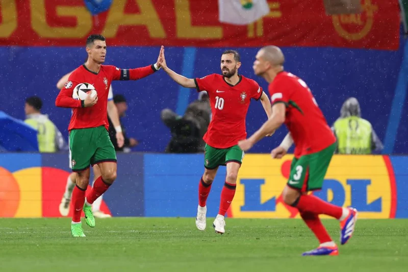 ريمونتادا مثيرة .. البرتغال تخطف فوزا قاتلا من التشيك في يورو 2024 خطف المنتخب البرتغالي الأول لكرة القدم فوزا صعبا من نظيره التشيكي في المباراة التي