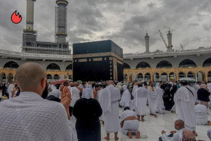 شاهد: هطول أمطار غزيرة في مكة المكرمة ومنى شهد الحرم المكي ومشعر منى هطول أمطار غزيرة، اليوم الاثنين 17 يونيو، ما أدى إلى تبريد الأجواء بعض الشيء.