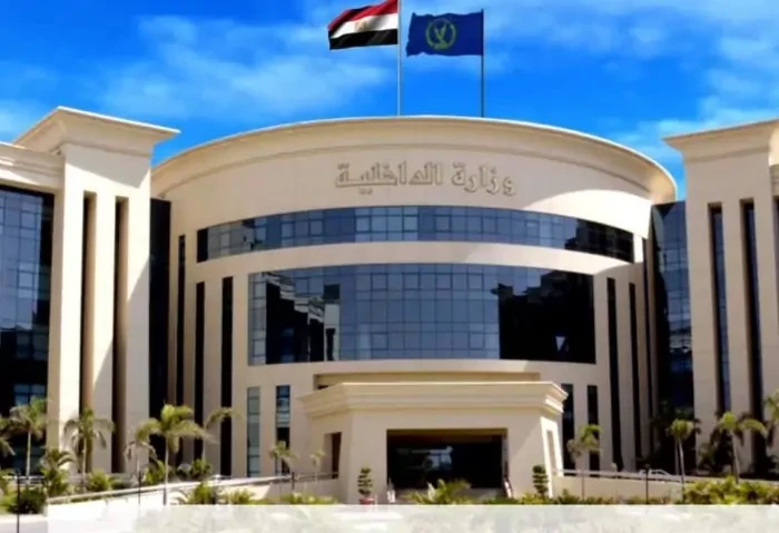 الداخلية تكشف تفاصيل فيديو ترويج بائع لمعلومات خاطئة عن الحضارة المصرية تمكنت الأجهزة الأمنية بوزارة الداخلية، من كشف ملابسات مقطع الفيديو المتداول