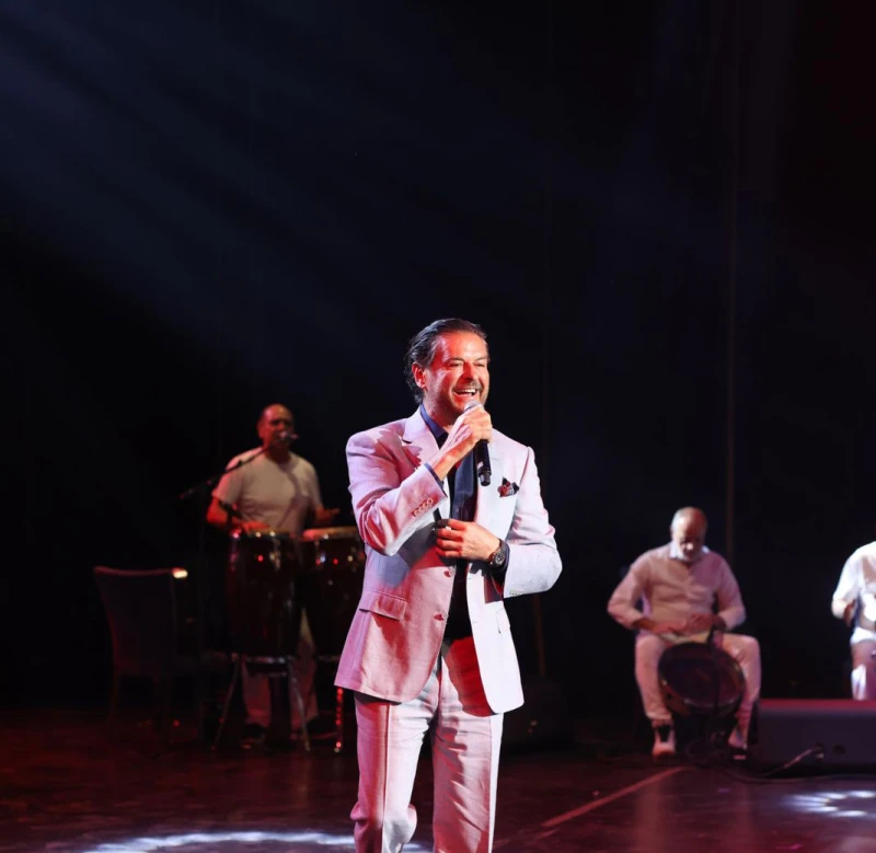 راغب علامة يتألق بحفل عيد الأضحى في لبنان مؤكدا أن شعب لبنان وليس سياسييه هم السبب في إستمراره أحيا السوبر ستار راغب علامة حفلا إستثنائيا بمناسبة عيد