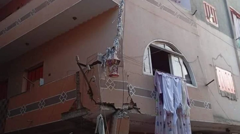 نجاة سكان منزل من أغرب حادث انهيار في مصر بالدقهلية نجا سكان عقار من 4 طوابق، بطريقة غريبة، من كارثة محققة بعد انهيار طابق منه، في قرية تابعة لمركز