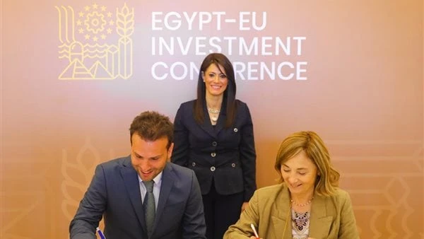 مصر توقع اتفاقيتين مع بنك الاستثمار الأوروبي لتنمية الصناعات الخضراء المستدامة () وقعت الدكتورة رانيا المشاط، وزيرة التعاون الدولي، وشهدت توقيع