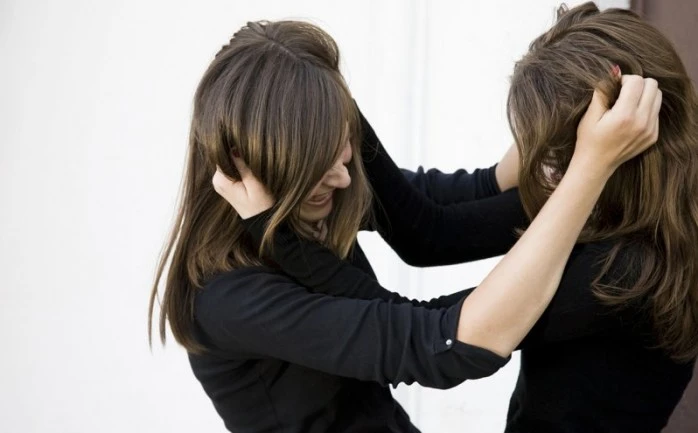 من هي البنت التي ضربت صديقتها في الرياض من هي البنت التي ضربت صديقتها في الرياض ، في الساعات الماضية وجدنا عمليات بحث كبيرة عن الفتاة التي عنقت صديقتها في مدينة الرياض بالسعودية وم