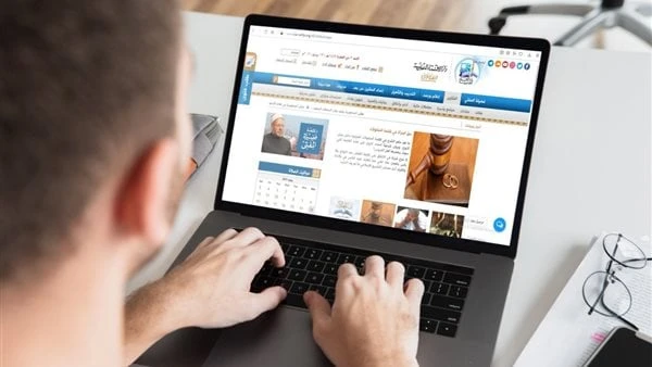 حكم الاقتصار على تلقي العلوم الشرعية فقط مثلما تنادي الجماعات المتشددة.. رد الإفتاء ورد إلى دار الإفتاء المصرية، سؤال يقول (ما حكم ما ينادي به بعض