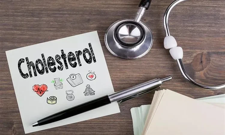 علامات تدل على ارتفاع نسبة الكولسترول في الدم.. تعرف عليها يتراكم الكوليسترول في الجسم بسبب اتباع نظام غذائي غني بالدهون أو التدخين أو شرب الكحول أو عدم ممارسة الرياضة أو بسبب الور