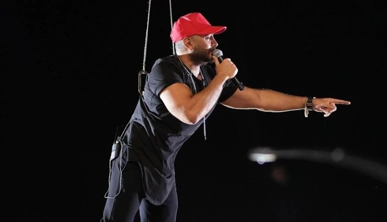 تامر حسني محلقا ومخاطرا: 120 مترا فوق الجمهور أثار الفنان تامر حسني الجدل بعدما حلق إلى علو 120 مترا فوق الجمهور في حفلته الأخيرة في في مصر، لمناسبة عيد الأضحى. وشارك الفنان تامر ح