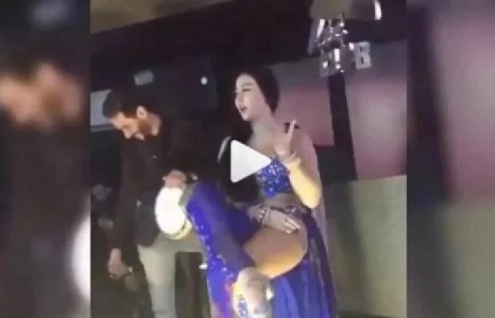 الراقصة صافيناز في فيديو و وضع مخل : انا انكسر عيني ومتابع: زي القشطة فنون - كتب امير التهامي - شاركت الراقصة صافنياز متابعيها بفيديو لوصلة رقص جديدة