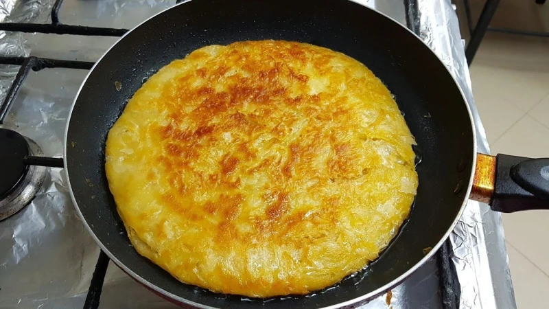 الفطير المشلتت المورق حضريه في الطاسة بسرعة بدون فرن الفطير المشلتت من المعجنات المميزة في الريف المصري وذلك بفضل مذاقها الشهي وعجينتها المورقة الغنية بالسمنة البلدي وعلى الرغم من 