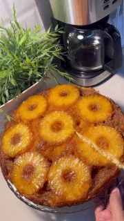 كيكة الأناناس ٣ حبات بيض فانليا ١٠٠ جرام زبده كوب سكر ربع كوب موية الاناناس نصف كوب حليب سائلكوبين الا ربع دقيقملعقه كبيره بيكنج بودر طبقة الكراميل