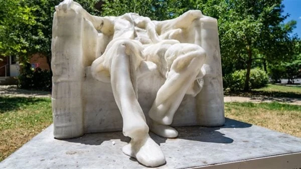 ذوبان تمثال إبراهام لينكولن الشمعي .. من هو ولماذا تم صنعه ؟ تعرض تمثال فني لإبراهام لينكولن، الرئيس الأمريكي السادس عشر، للذوبان بسبب درجات الحرارة