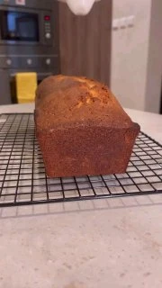 باوند كيك الليمون المقادير : اصبعين زبدة بحرارة المطبخ ٢٠٠ جم كوبين سكر ٤ بيضات ملعقة كبيرة برش ليمون ملعقة كبيرة عصير ليمون ملعقة صغيرة فانيلا علبة زبادي نصف كوب حليب سائل ٣ أكواب