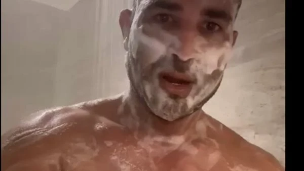 بتشتم.. أحمد سعد يرد على انتقادات ظهوره عاريا في الحمام رد الفنان أحمد سعد على الانتقادات التي تعرض لها بعد مشاركته جمهوره فيديو وهو يغني خلال