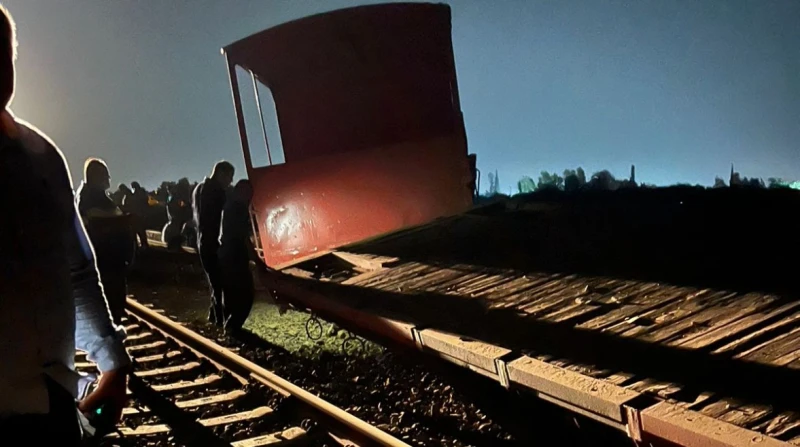 خروج 3 عربات من قطار بضائع عن القضبان بالإسماعيلية شهدت محافظة الإسماعيلية مساء اليوم الأحد حادث مأساوي بعد خروج بعض عربات قطار بضائع عن القضبان، مما