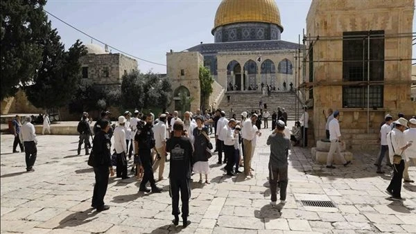 الاحتلال الإسرائيلي يقتحم المسجد الأقصى لمنع الفلسطينيين من صلاة عيد الأضحى اقتحم عدد من المستوطنين اليهود، ساحات المسجد الأقصى، لمنع الفلسطينيين المتزوجين له من آداء صلاة عيد الأض