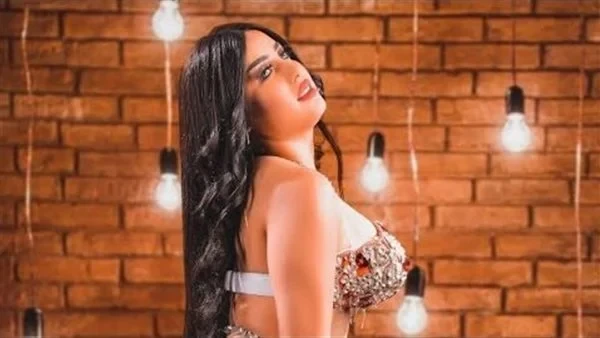 النيابة تكشف تفاصيل جديدة بشأن الراقصة دوسة كشفت النيابة العامة، في تحقيقاتها تفاصيل جديدة في واقعة القبض على الراقصة سومة الشهيرة بدوسة في اتهامها