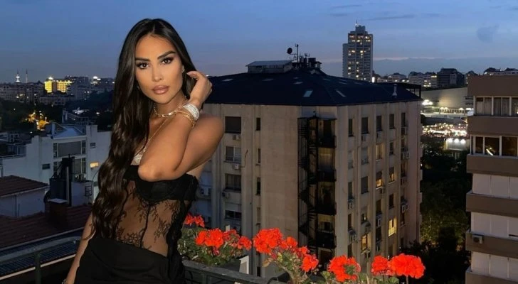 مذيعة الطقس و النشرة الفنية على قناة الجديد تتألق في شوارع إسبانيا.. وهذه الماركة التي اختارتها تألقت مذيعة الطقس و النشرة الفنية على قناة الجديد