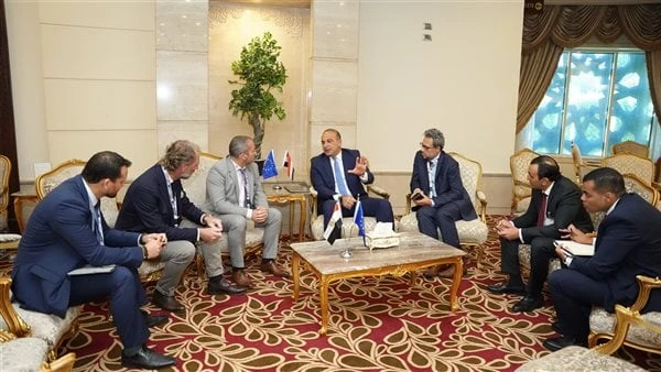 التخطيط تبحث مع شركة الفرنسية توطين صناعات السكك الحديدية التقى د.أحمد كمالي نائب وزيرة التخطيط والتنمية الاقتصادية بممثلي شركة الفرنسية والعاملة في