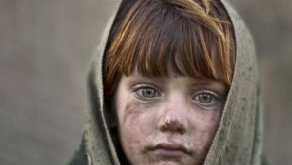 قصة_الشاب الحزين قصة حزينةكثرت المشاکل بين أبيه وأمه فتطلقا وما هي إلا ستة أشهر وكان أبوه قد جهز أوراق سفره وأخبره بأنه لن يستطيع أخذه معه وأمره