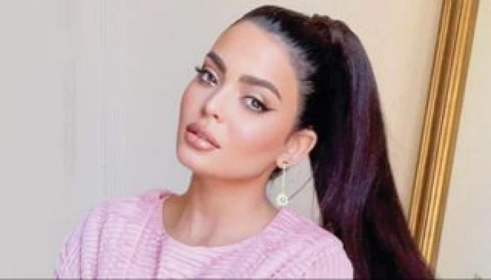 ماذا قالت أسماء جلال على تشبيهها بمايكل جاكسون؟ ردت الفنانة المصرية أسماء جلال على تشبيه ملامحها بملامح المغني الأمريكي الراحل مايكل جاكسون، وذلك