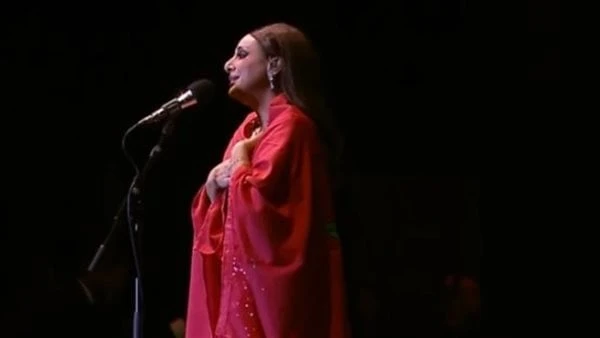 أنغام تلتف بالعلم المغربي بمهرجان موازين الدولي فى الرباط .. تفاصيل حرصت الفنانة أنغام على الالتفاف بالعلم المغربي خلال حفلها بمهرجان موازين الدولي