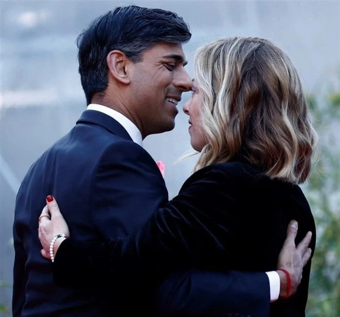 صور غير عادية بين سوناك وميلوني.. ما الذي يجمعها؟ - (!.(..())) .() .() .() . .(039..---1654152475009-0039) )) .() .( ) نشرت صحيفة التلغراف تقريرا عن العلاقة التي تجمع رئيس الوزراء