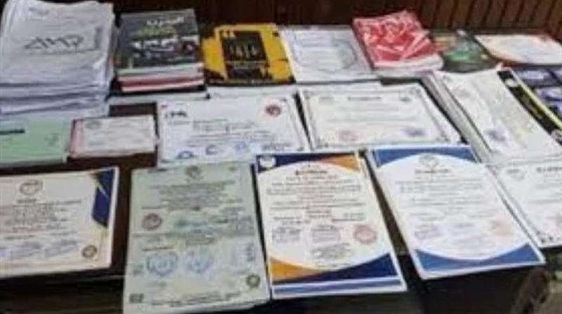 ضبط كيان تعليمي وهمي يمنح شهادات مزورة للطلاب بالإسكندرية نجحت أجهزة الامن في ضبط أحد الأشخاص بالإسكندرية لقيامه بإدارة كيان تعليمي بدون ترخيص للنصب