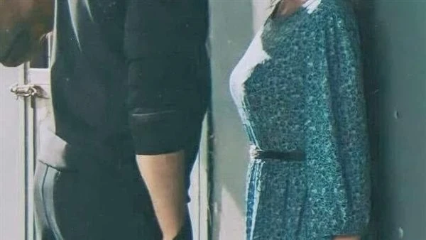 قصة امتلكني عشقه المأذون فين العروسه الأم خرجه اهي يا مولانا تعالي يا ملك يلا علشان نكتب كتابكخړجت طفله صغيره لبسه فستان بسيط وعلى وجهها روچ المأذون پصدممه هي دي العروسه دي طفله هت