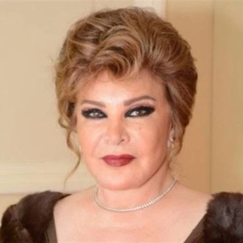 صفية العمري تؤدي فريضة الحج على كرسي متحرك (صور) حرصت الفنانة صفية العمري على تهنئة جمهورها ومتابعيها بمناسبة حلول عيد الأضحى المبارك وشاركت جمهورها