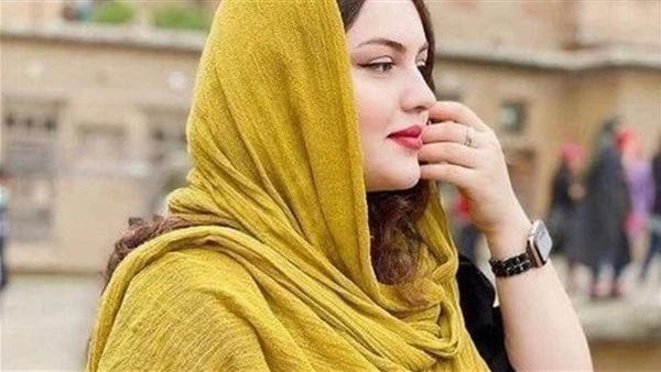 بعد ثلاثين عاما من الزواج أصبحت زوجته لا تعجبه بعد ثلاثين عاما من الزواج أصبحت زوجته لا تروق له ولا تعجبه.جمع ابنائه وقال لهم:امكم أصبحت سيدة عچوز تملئ التجاعيد وجهها،و غ.زا الشيب