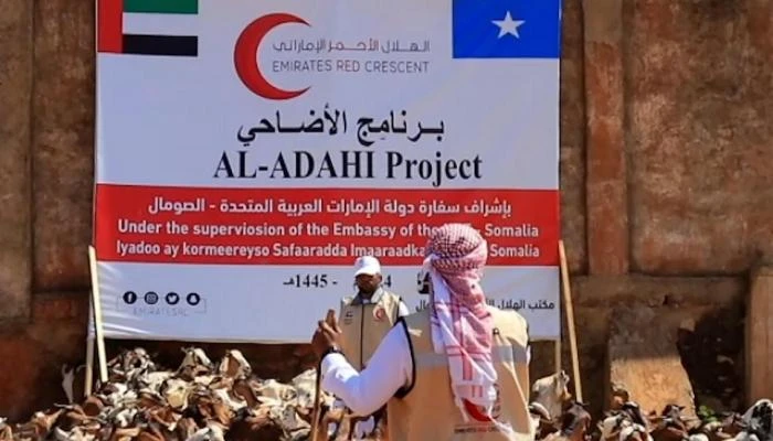 الهلال الأحمر الإماراتي يوزع كسوة العيد والأضاحي في الصومال وزعت هيئة الهلال الأحمر الإماراتي كسوة العيد على 600 عائلة في مقديشو، إلى جانب 3500