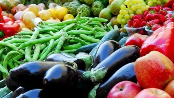 أسعار الخضروات والفاكهة اليوم الاثنين 24 يونيو 2024 تباينت أسعار الخضروات والفاكهة اليوم الاثنين 24 يونيو 2024، حيث استقرت بعض أسعار السلع، فيما تفاوت الأخرى داخ سوق العبور.أسعار ا