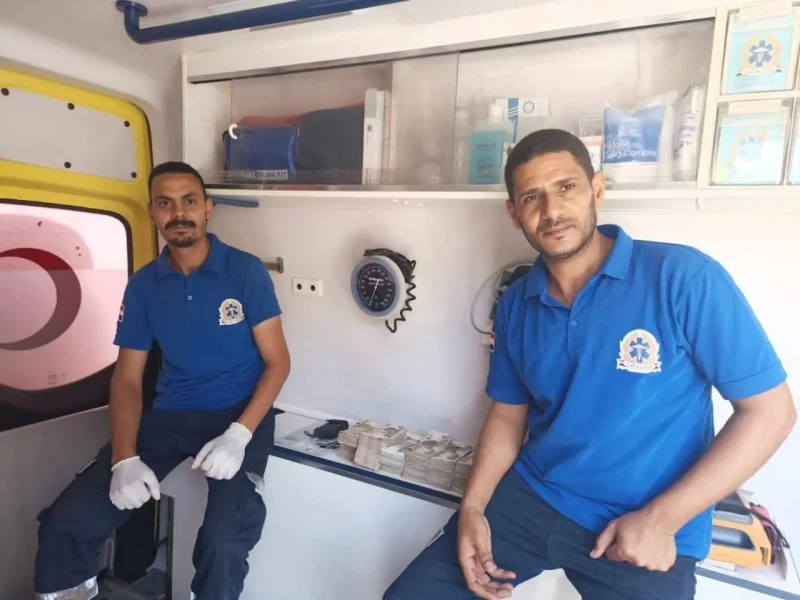 أبطال إسعاف سوهاج نقلوا مصاب في حادث انقلاب سيارة وأعادوا له 300 ألف جنيها- عثر مسعف أحمد محمد سيد ابن مركز طما والسائق صابر فتحي محمد ابن جزيرة محروس بعد انتهائهما من تحويل أحدى ا